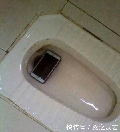 喜欢|搞笑图片幽默段子笑话:哈哈哈,小妹妹看来你很喜欢这鞋子啊