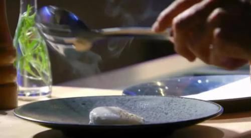 差距|米其林大厨做荷包蛋,下锅之前先搅水,切开鸡蛋才知道差距在哪