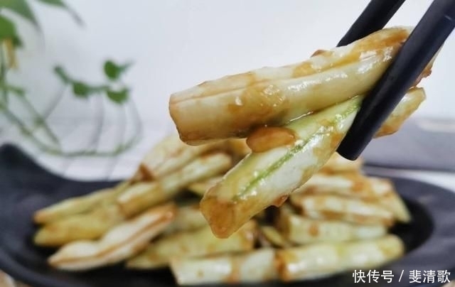  做法|立夏后，遇到这菜我一买就是5斤，比茄子香，比黄瓜鲜，做法简单