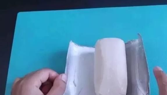  难怪|喝了100箱酸奶才发现，原来盒子上有个小机关，难怪总是喝不干净