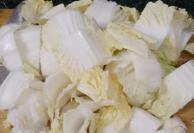 技巧|白菜炖粉条,掌握1招小技巧,粉条不粘不成坨,根根分明更爽滑