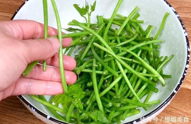 爽口|夏天这碱性蔬菜要多吃,钙是西红柿的8倍,清脆爽口,不懂可惜了