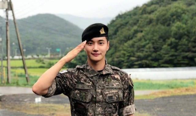 如今|他当年下跪离开中国,还拿走了汪涵的一张银行卡,如今现状如何