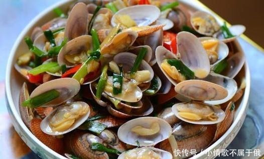 清洗|清洗花甲时,有人放油有人放盐,其实都不对,这样做花甲狂吐沙