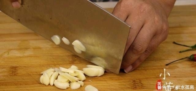 切成|一把韭菜和一块鸭血。如果再加上这一步,鸭血就不会散了