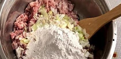 试试|一块五花肉,一碗糯米粉,试试这种特色做法,开胃又下饭