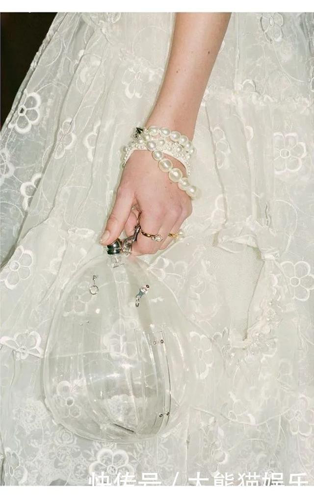 珍珠饰品|年轻人越来越爱珍珠配饰，看看都有哪些明星带火的款