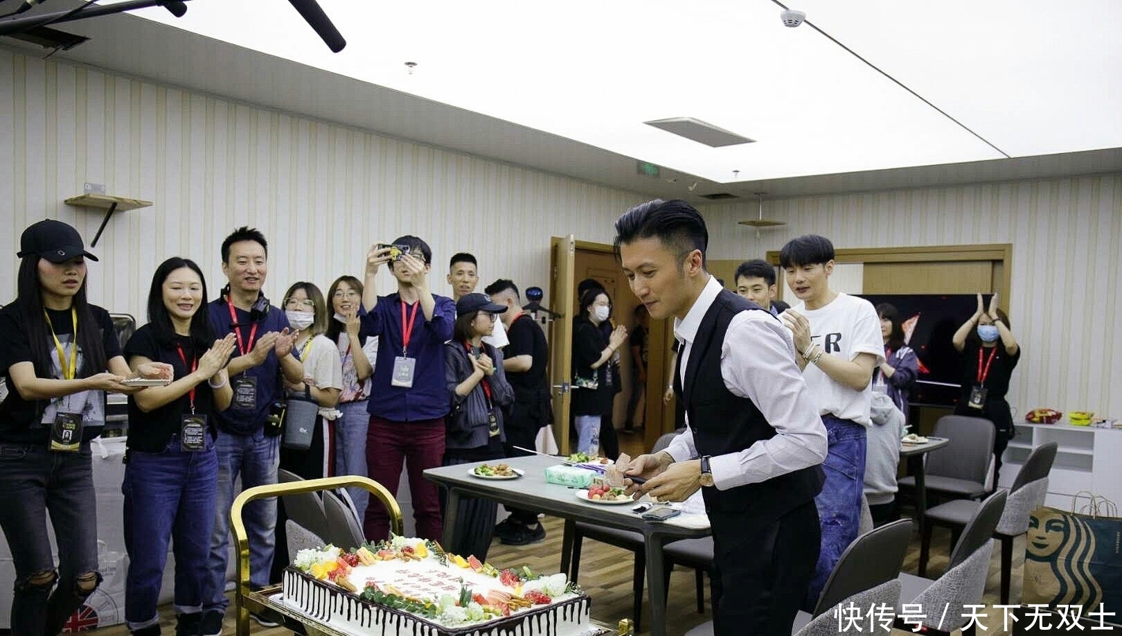  谢霆锋|谢霆锋过生日，李健送好礼，《中国好声音》节目组太暖心了