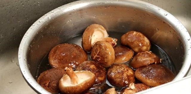 效去除里面|洗香菇,只用清水洗就错了,大厨教你一招,脏东西虫卵自己跑出来