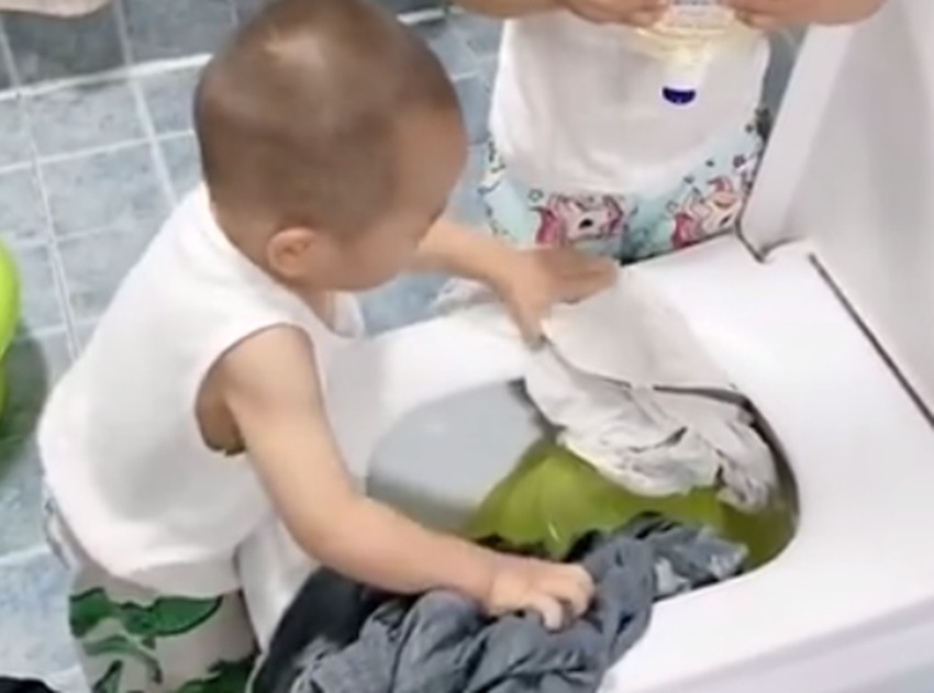 洗衣服|姐弟俩非要帮妈妈洗衣服,看到马桶后的瞬间,网友:差点气晕过去