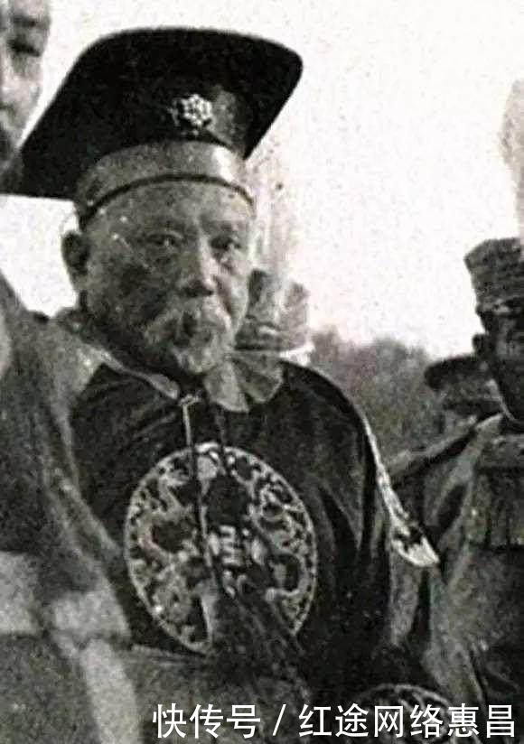 跪拜|揭秘:袁世凯身着龙袍登基仪式照片,现场祭祀官员头顶长羽毛跪拜