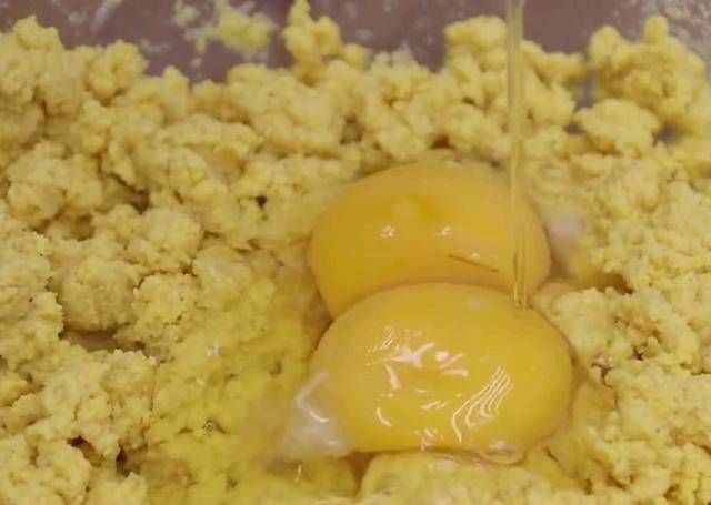 煮熟|做玉米粉最好的方法是把它煮熟,用大手擀,十分钟后煮熟。你吃得越多,越香