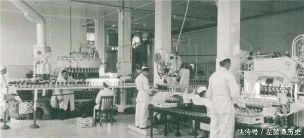 火遍|他因一张站长城喝可乐的照片火遍世界,41年过去,如今现状如何?