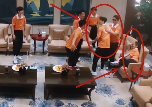 起立|其他嘉宾到来,baby都是瘫在沙发上,只有一位让她起立,双标不要太明显