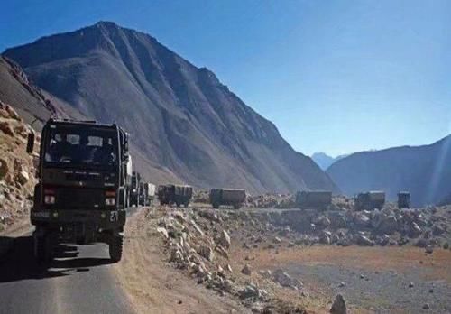 驶向|印度空运大批援军印军军用卡车架机枪,小心翼翼驶向拉达克前沿