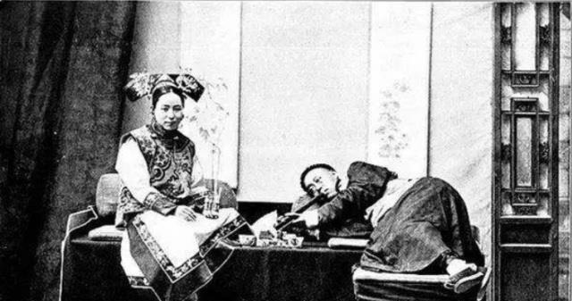 缠足|孙殿英手下的士兵回忆,慈禧是“半落子”脚,引发身世之谜