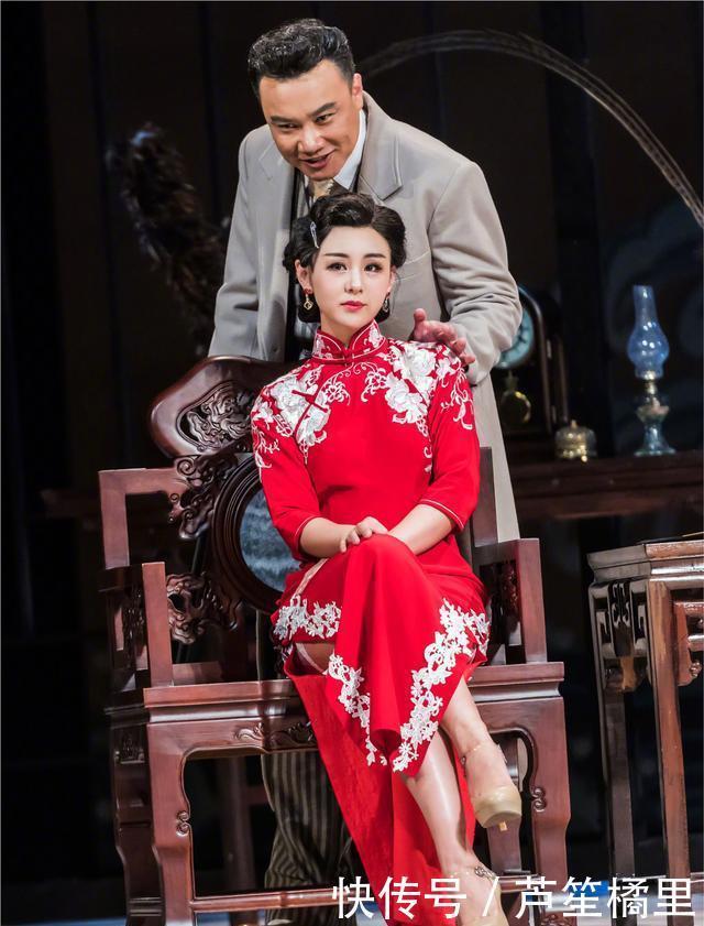 旗袍|李小萌气质真惊艳,开叉改良旗袍凹出“花瓶身材”,王雷娶到宝了