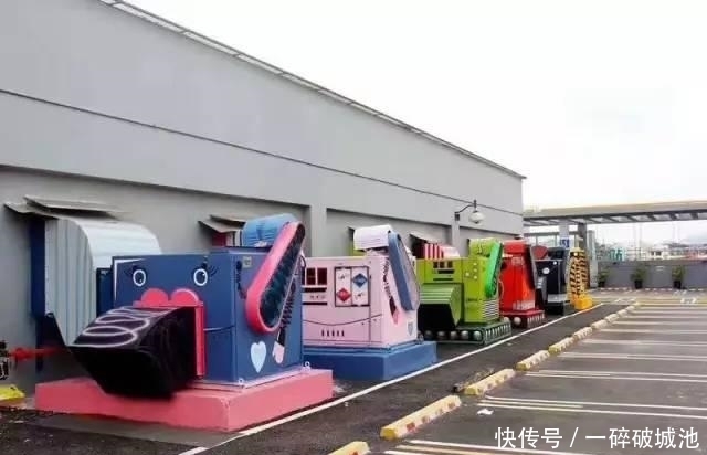 广场|凯德广场楼顶烟囱化身卡通人物，实在是创意满分！