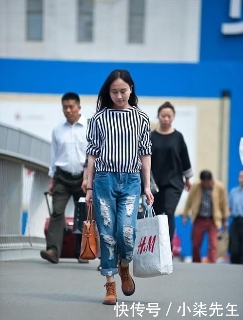 时尚|街拍的时尚美女们,有两位美女还在工作中,值得称赞!