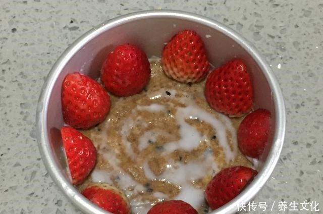草莓|这蛋糕无需烤箱就能做，香甜嫩滑，入口即化，新手一次成功