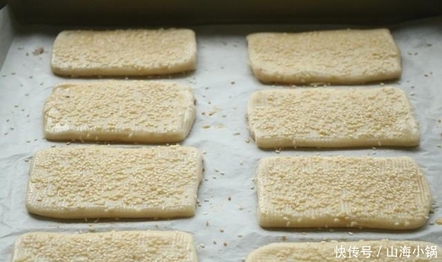 食材|家里有面粉试试新做法,层次多又酥脆,食材简单,做法一看就会