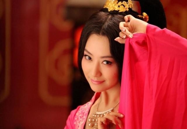 她容貌倾国倾城,一生嫁给3个皇帝,最后因宁