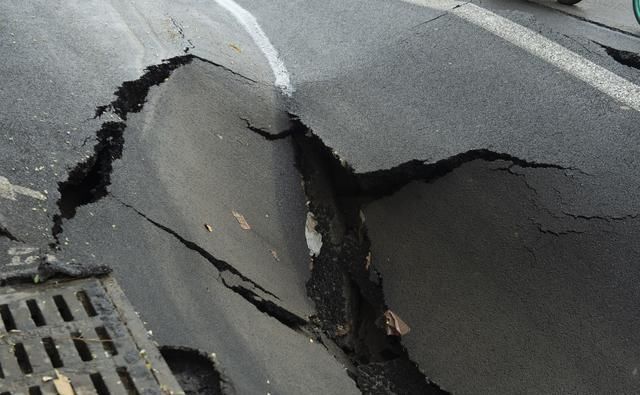  车辆|石家庄闹市突发塌陷，事发时恰缝早高峰，未造成人员和车辆损伤