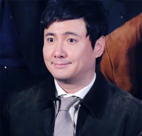  不易|明星的职业假笑，王源、黄明昊还好，看到王一博营业不易，为了生活