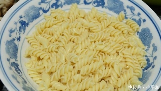 放进去|我家小朋友最爱吃这个面, 煮少了都不够, 暑假在家天天都要吃!