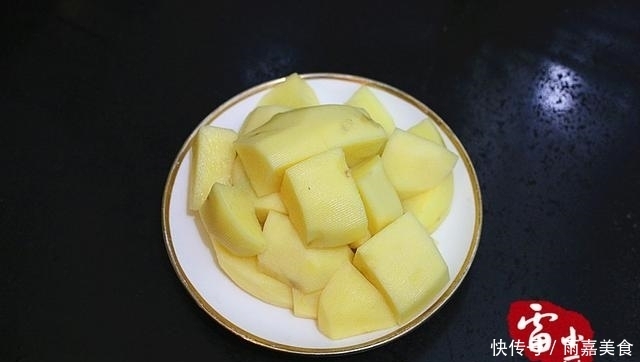  没了|鸡翅别再红烧了，换个花样加它一起烧，喷香下饭，一盘转身就没了