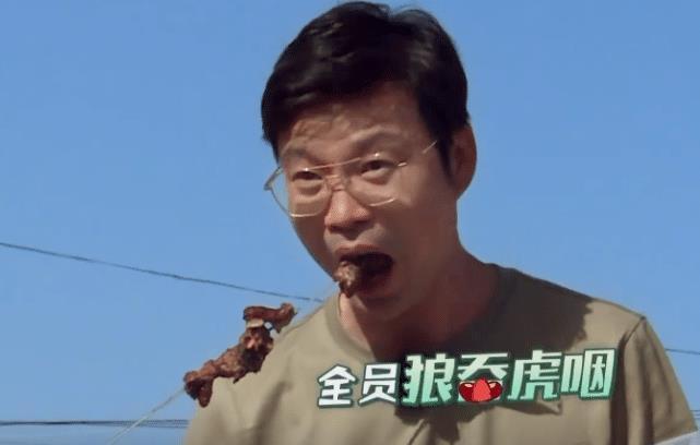 自觉性|大家都在吃羊肉串,谁注意杨超越悄悄在干啥?这才是偶像的自觉性