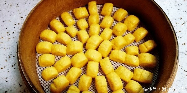 美味|一块南瓜，一瓶牛奶，无需发面，奶香十足，松软美味，多给孩子吃