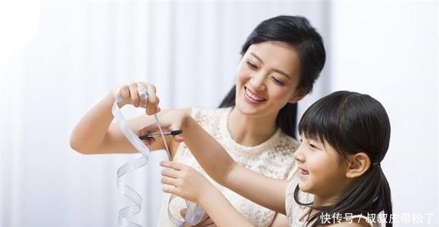 让孩子|看到爸爸在地铁上睡着，男孩手写小纸片提醒乘客，文字暖哭网友