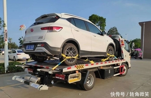 高速|高速遇“天价拖车费”咋办?交警:只要打这个电话,他们就会闭嘴