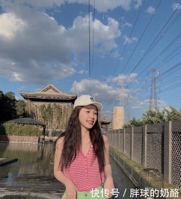  中裙|虞书欣的衣品又提升了，黑色宽松中裙慵懒随性，既显贵气又显气质