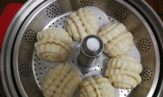 卷起来|手把手教你在家蒸花卷,一根筷子就搞定,花卷蓬松柔软,比包子馒头还好吃