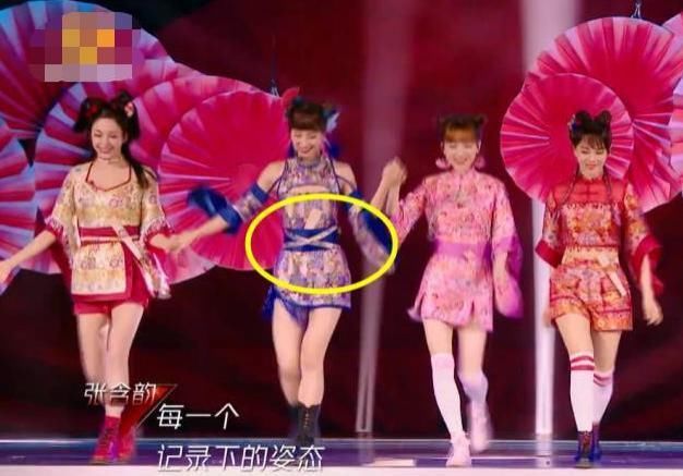 与众不同|有种“心机”叫蓝盈莹,别人扇子都粘在腰上,她却偏偏与众不同