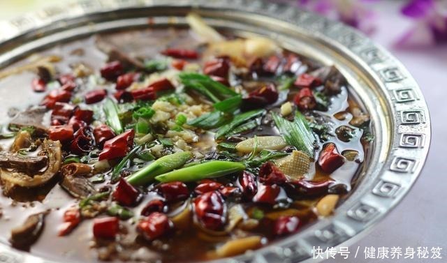 困惑|在东北吃饭的困惑,小伙点两个菜要吃一天,只因东北菜太豪气了