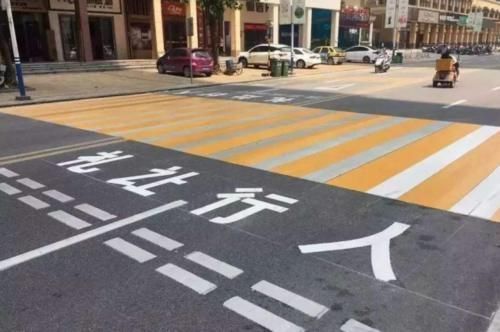 行人|电动车礼让行人，后方宝马却鸣笛催促，结局让人感到舒适