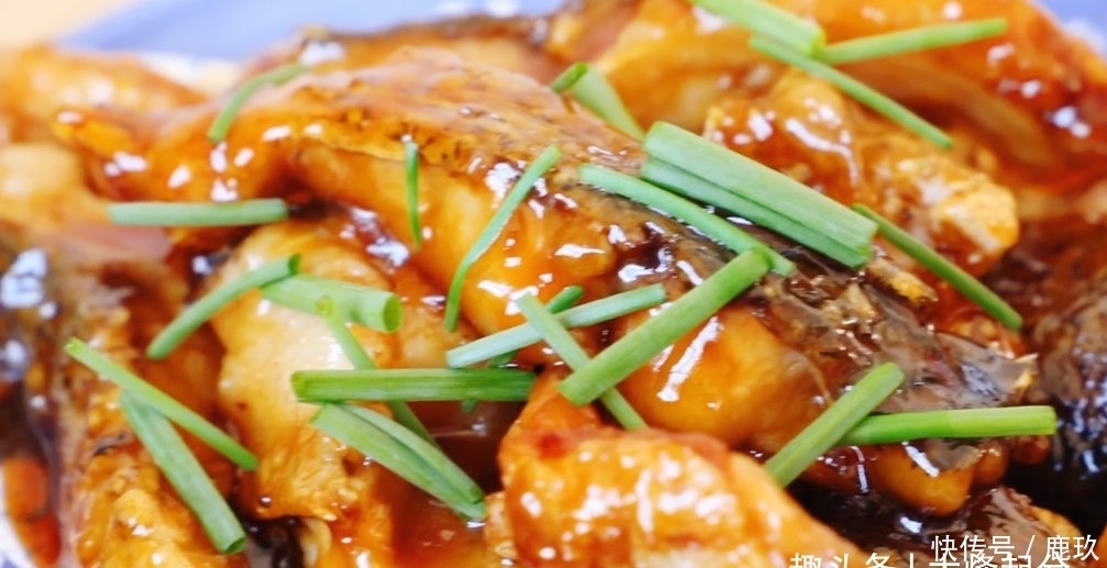 简单|秋天要多吃鱼,不油炸不炖,简单一做营养美味,出锅连汤汁都不剩