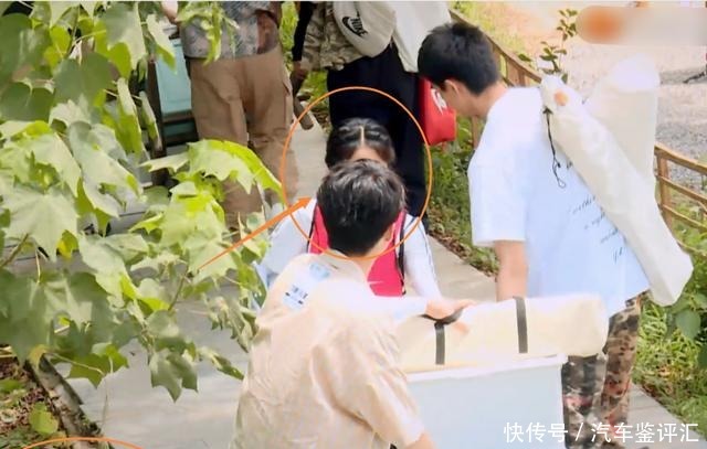 下意识|谭松韵称拉行李很累,宋威龙下意识的话引关注,果真“实力宠妹”