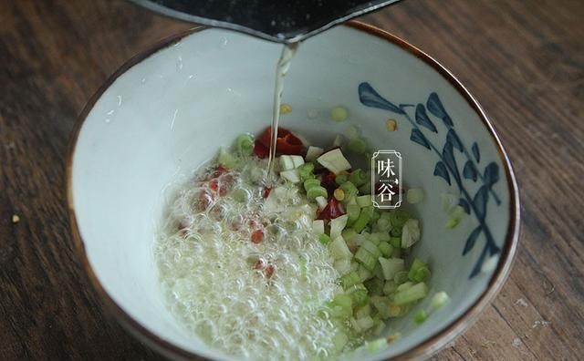  凉拌|夏季吃凉拌茄子，茄子直接蒸大错特错，多加一步，茄子不黑还美味
