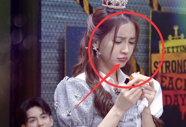 从始至终|32岁Baby当众撒娇,蔡徐坤从始至终盯着不放,反应过于真实