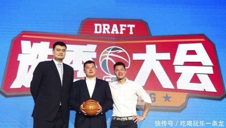 无人|季后赛仅打4分钟!内线无人可用杜锋都不看他一眼,离队成定局?