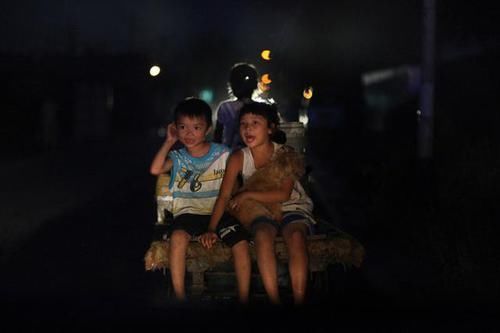  小女孩|实拍：农村9岁小女孩暑假在街头卖菜，最大心愿是能上大学