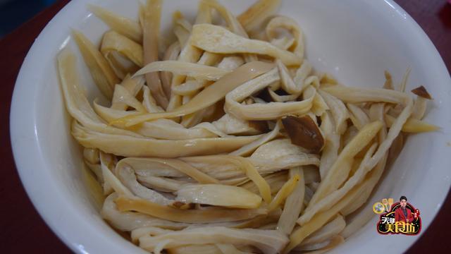 上桌|杏鲍菇别炒着吃，教你新吃法，不炒不炖不做汤，上桌就扫光，香！