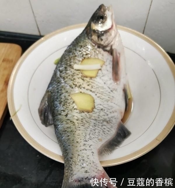 米饭|鱼刺卡在喉咙里,别再喝醋吞米饭了,教你1招,让鱼刺自己跑出来