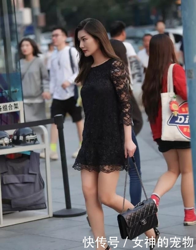 风格|美女脚上搭配一双中跟的单鞋,简约风格让她看起来更有时尚韵味