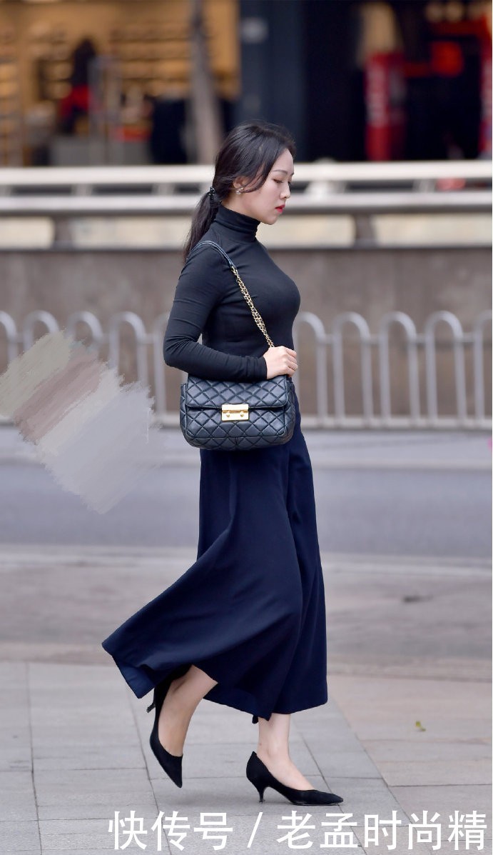 紧身|摄影:难怪身材好的妹子都喜欢紧身款, 一件黑色紧身长袖衫, 就能穿出高级感