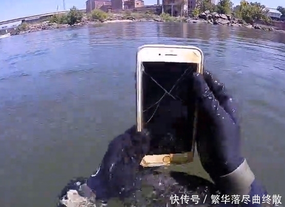 称赞|男子潜水捡到苹果手机，打开后竟发现这个，他的做法令人称赞